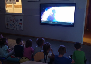 Dzieci z grupy Pszczółki spędzają Dzień postaci z bajki pod hasłem:" Przedszkolne kino z Psim Patrolem". Dzieci jedząc popcorn oglądają bajkę pt.: " Psi Patrol. Wielki Finał".