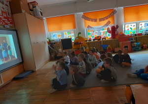Żabki oglądają opowiadanie pt. „Jak zostałem bohaterem”.