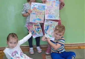 Dzieci z grupy Misie pozują z pomalowanymi własnoręcznie kolorowankami BohaterOn.