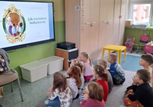 Dzieci z grupy Motylki oglądają opowiadanie pt. „Jak zostałem bohaterem".