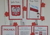 Tablica demonstracyjna przedstawiająca symbole narodowe w grupie Misie.