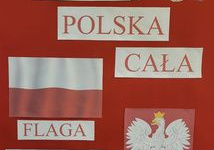Tablica demonstracyjna przedstawiająca symbole narodowe w grupie Stokrotki.