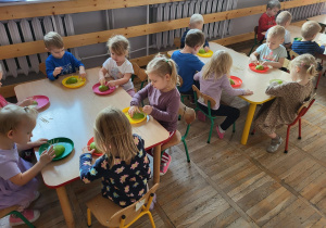 Dzieci z grupy Stokrotki samodzielnie wykonują jeże z wykorzystaniem gruszki i wykałaczek.