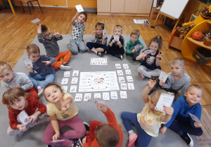 Grupa Żabki pozuje do zdjęcia z planszami o Prawach Dziecka.