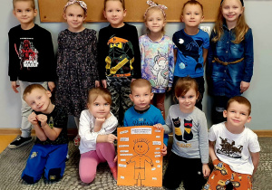 Dzieci z grupy Liski pozują do zdjęcia z wykonanym plakatem „Kodeks Dobrego Przyjaciela”