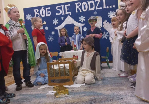 Dzieci z grupy Słoneczka przebrani w stroje śpiewają kolędę.