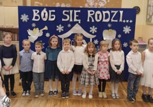Dzieci z grupy Odkrywcy recytują wspólny wierszyk na przedstawieniu.