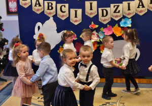 Dzieci z grupy „Biedronki” tańczą walczyka dla Babci i Dziadka