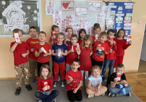 Dzieci z grupy Odkrywcy pozują do zdjęcia z otrzymanymi upominkami walentynkowymi.