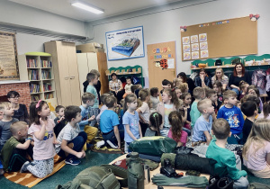 Dzieci z grup sześciolatków słuchają ciekawostek zaproszonych gości.