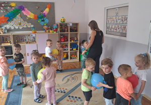 Dzieci z grupy Biedronki tańczą w parach z balonami.