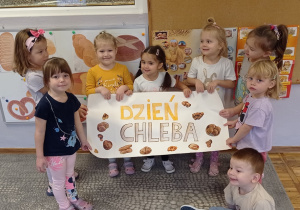 Dzieci z grupy Stokrotki prezentują wykonany plakat.