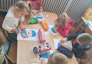Dzieci z grupy Słoneczka wykonują pracę plastyczną.
