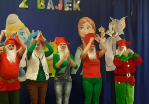 Nauczycielki w strojach Krasnali tańczą.