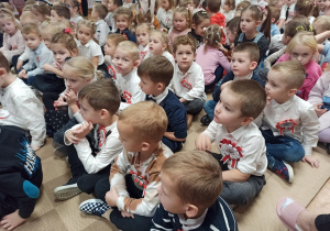 Dzieci z grupy Słoneczka czekają na uroczysty apel z okazji Święta Niepodległości.