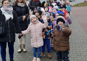 Przedszkolaki w drodze do kina.