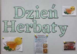 Tablica z dekoracją z okazji Dnia Herbaty.