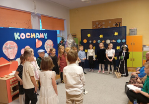 Dzieci z grupy Odkrywcy podczas występu z okazji Dnia Babci i Dziadka.