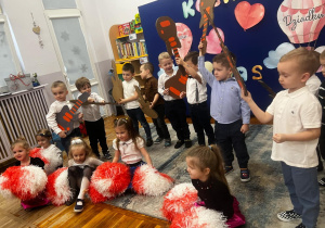 Dzieci z grupy Słoneczka przedstawiają taniec z okazji Dnia Babci i Dziadka