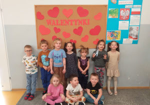 Dzieci z grupy Liski pozują do wspólnej pamiątkowej fotografii z okazji Walentynek.
