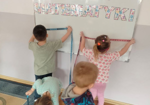 Dzieci z grupy Biedronki z okazji Dnia Matematyki mierzyły różne powierzchnie centymetrem krawieckim.