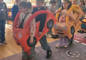 Dziewczynki i chłopcy z grupy Smerfy jeżdżą Autochodzikami.