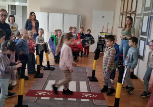 Dzieci z grupy Pszczółki podczas zadania - prawidłowe przejście przez pasy.