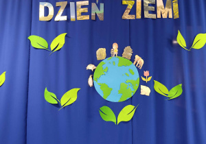 Na zdjęciu widoczna dekoracja z napisem dzień Ziemi.