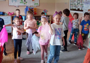 Dzieci z grupy Tropiciele w trakcie zabaw muzyczno – ruchowych z wykorzystaniem chust.