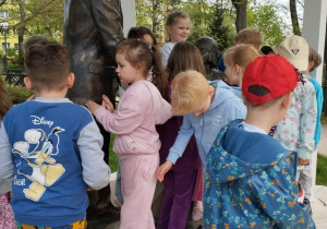 Przedszkolaki z grupy Odkrywcy oglądają rzeźbę dawnych właścicieli Bełchatowa.