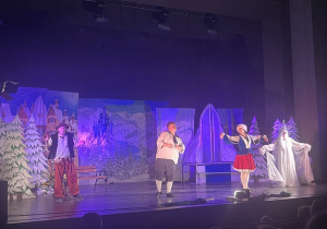 Spektakl teatralny pt. „Królowa Śniegu” w wykonaniu Katolickiego Teatru Edukacji z Krakowa.