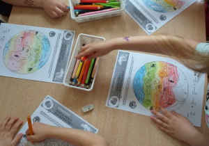 Misja przedszkole. Na tropie zmian klimatycznych. Dzieci z grupy Liski dowiedziały się co to jest klimat, a następnie kolorowały strefy klimatyczne.