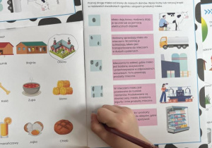 Dziewczynka z grupy Liski rozwiązuje zadanie z projektu "Dzieciaki Mleczaki".