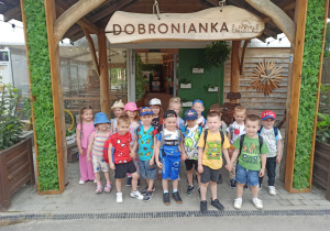 Dzieci z grupy Słoneczka pozują do zdjęcia w Dobroniance w Dobroniu.