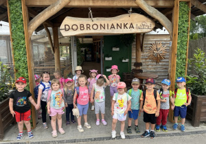Dzieci z grupy Żabki pozują do zdjęcia w Dobroniance w Dobroniu.