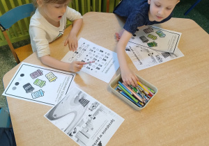 Dzieci z grupy Motylki rozwiązują karty pracy związane ze Światowym Dniem Ochrony Środowiska.