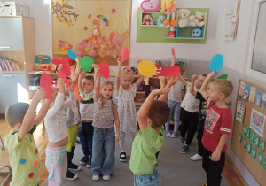 Zdjęcie dzieci z grupy Misie podczas tańca z kolorowymi kropkami.