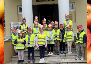 Grupa Smerfów pozuje do zdjęcia pod wejściem do Muzeum