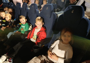 Dzieci z grupy Misie podczas seansu filmowego z okazji Dnia Chłopaka.