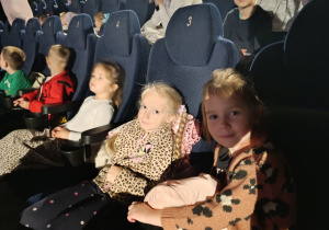 Dzieci z grupy Misie podczas seansu filmowego z okazji Dnia Chłopaka.
