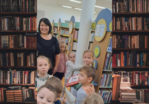 Dzieci dziękują Paniom za przekazaną wiedzę i wręczają specjalne podziękowanie.