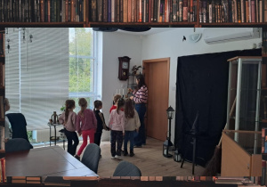 Dzieci zwiedzają jedną z sal w bibliotece miejskiej.