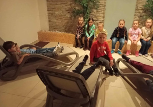 Dzieci w sali relaksacyjnej.