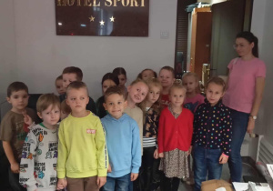 Dzieci z grupy Odkrywcy stoją w recepcji.