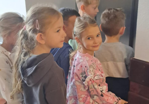 Dzieci czekają na windę.