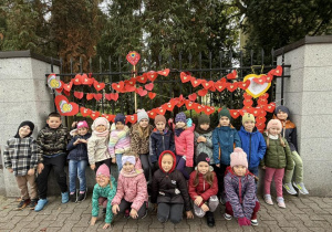 Smerfy pozują z przywieszonymi przez siebie serduszkami.