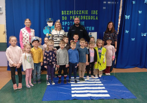 Na zdjęciu widzimy dzieci z grupy Smerfy z Policjantami.