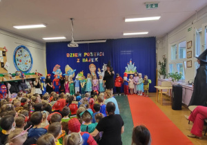 Pani dyrektor wita dzieci na uroczystości z okazji Dnia Postaci z Bajek.