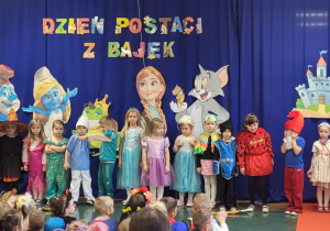Dzieci z grupy Żabki śpiewają piosenkę powitalną ,,Witajcie w naszej bajce”.
