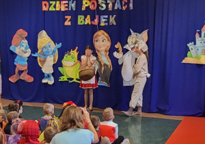 Dziewczynka w przebraniu Małgosi oraz dziewczynka w przebraniu Królika.